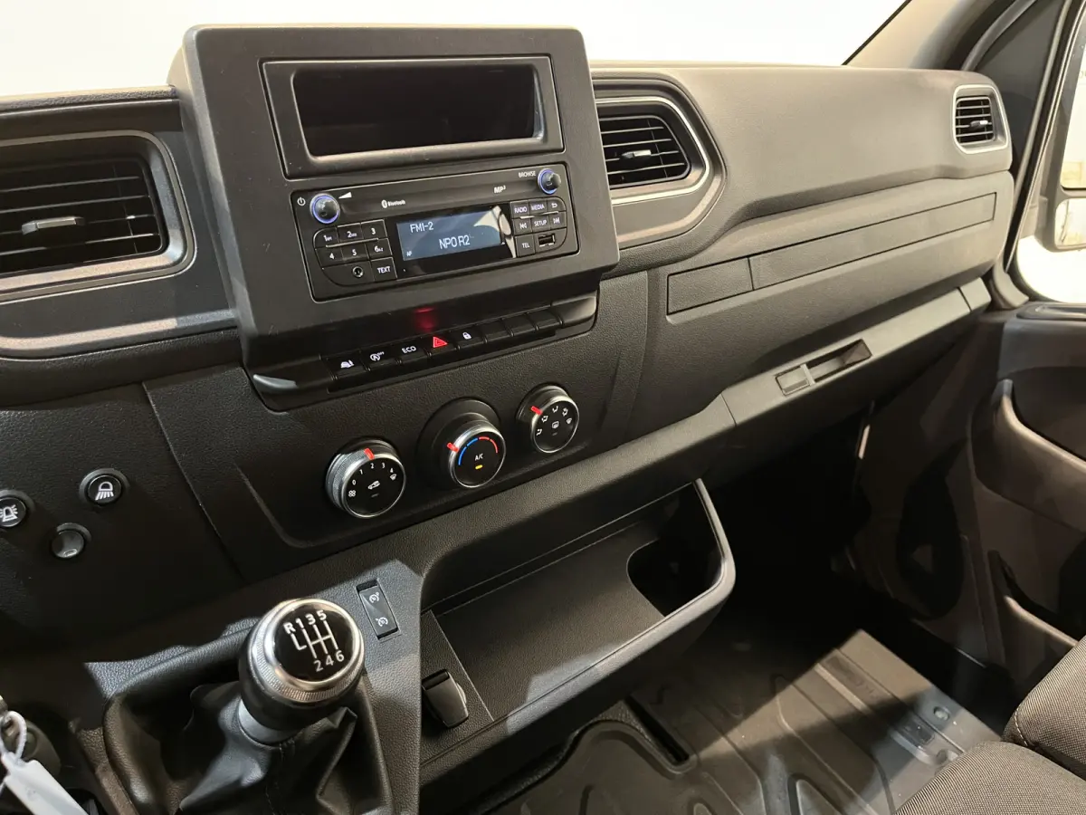 2.3 dCi 145 PK L3 Open Laadbak / Fassi Kraan / Euro 6 / Airco / Trekhaak / Cruise Control / 3-Zits / 55.000 KM !!