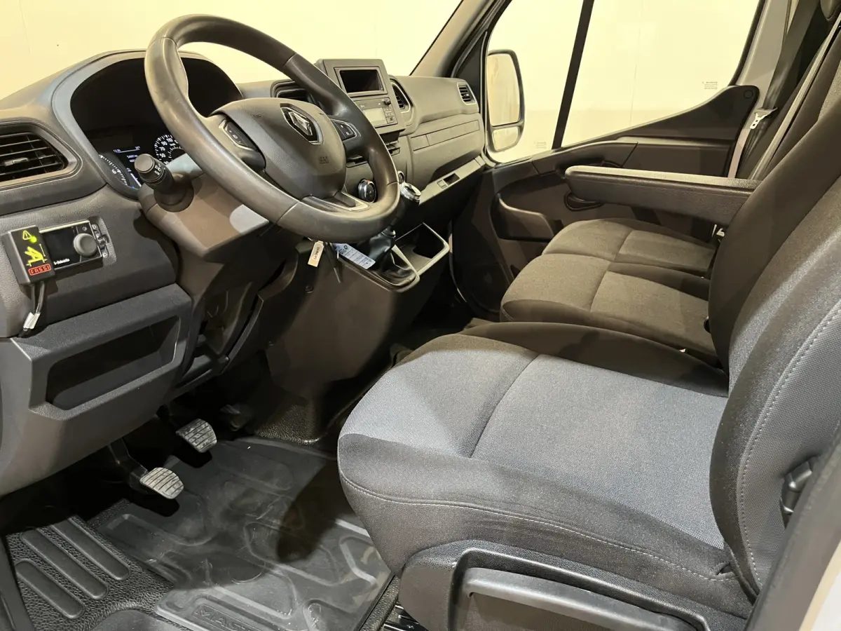 2.3 dCi 145 PK L3 Open Laadbak / Fassi Kraan / Euro 6 / Airco / Trekhaak / Cruise Control / 3-Zits / 55.000 KM !!