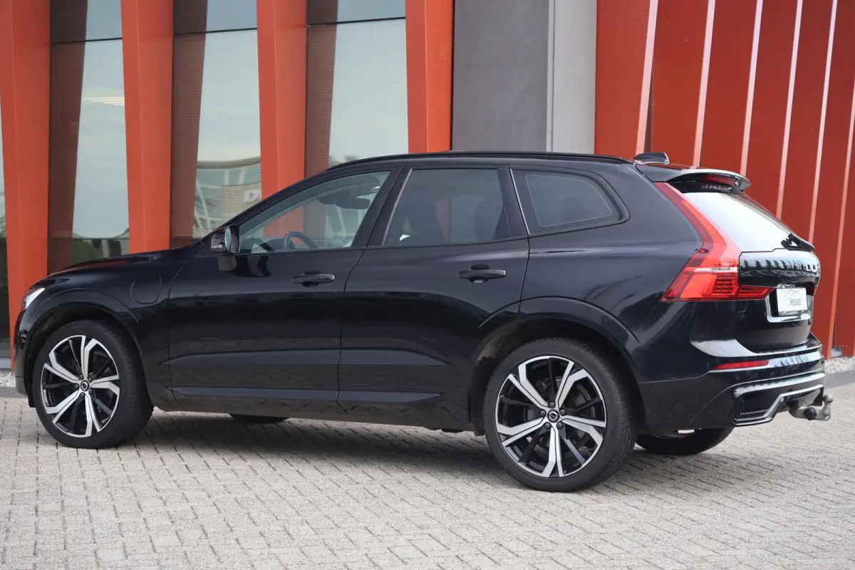 T6 Recharge AWD Plus Dark | Stoelverwarming | Trekhaak | Parkeercamera | Panoramadak | Longe Range | Pilot Assist | BLIS | Leder | Glossy Black | Keyless