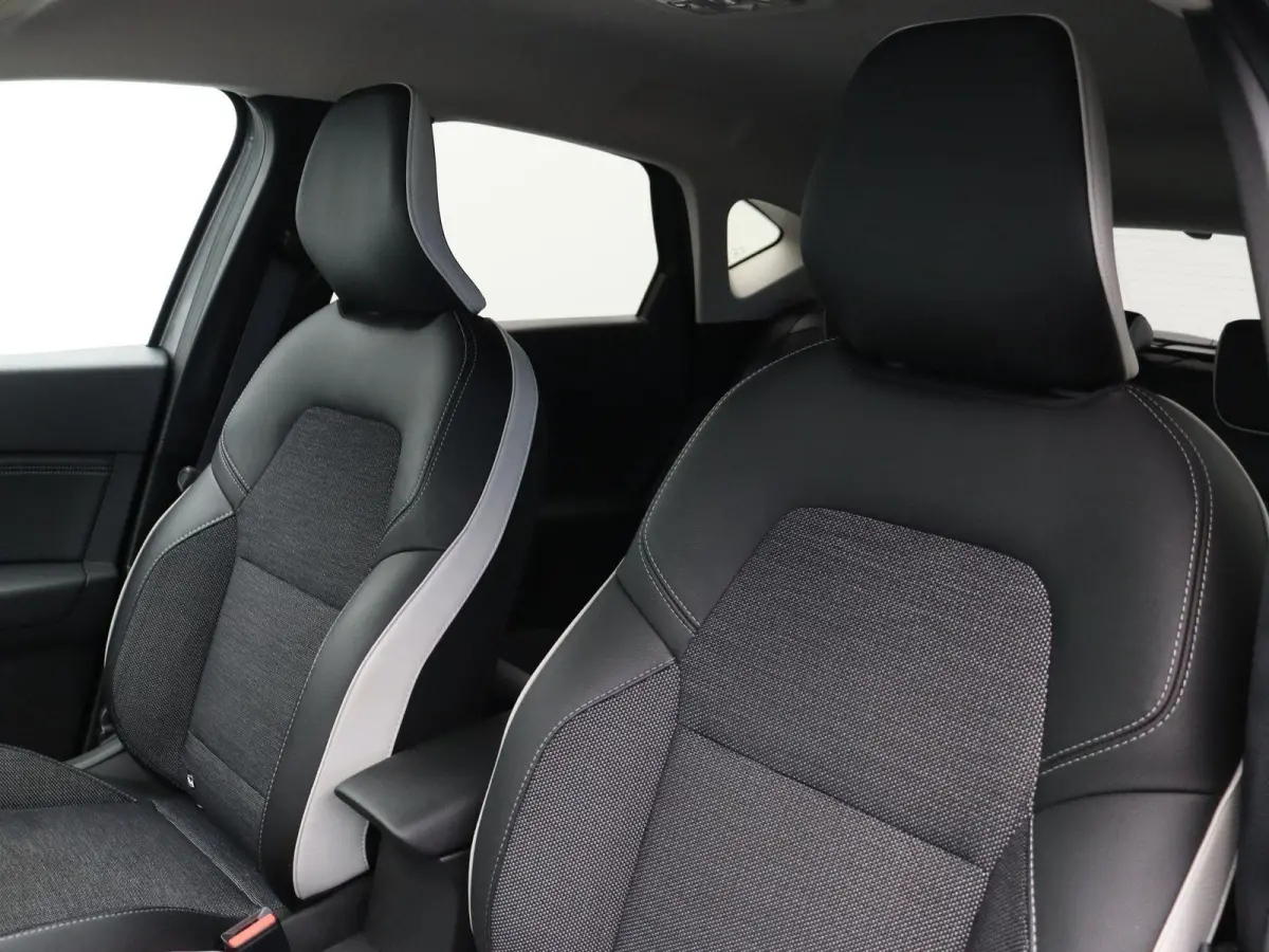 E-Tech Hybrid 145pk Techno | Achteruitrijcamera | Navigatie | Parkeersensoren voor/achter | Climate control |