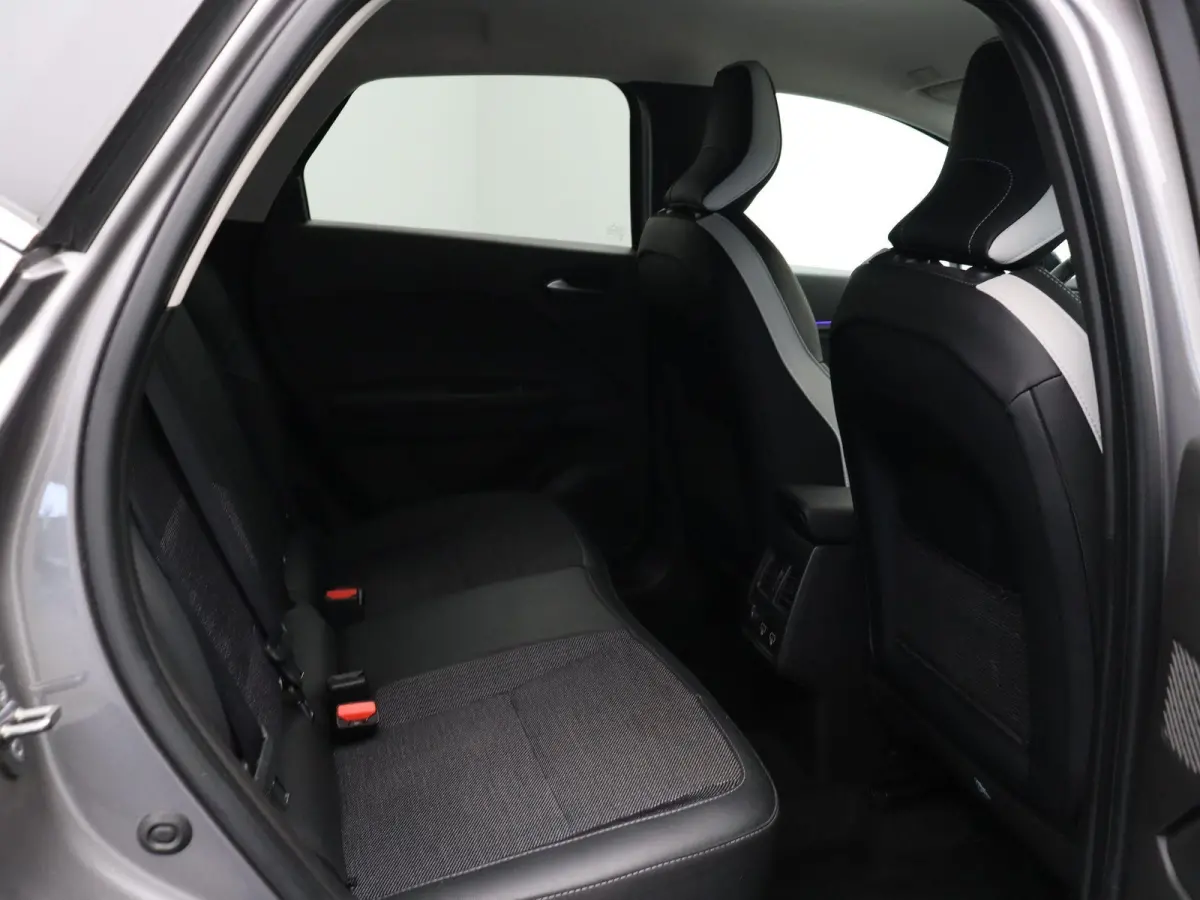 E-Tech Hybrid 145pk Techno | Achteruitrijcamera | Navigatie | Parkeersensoren voor/achter | Climate control |