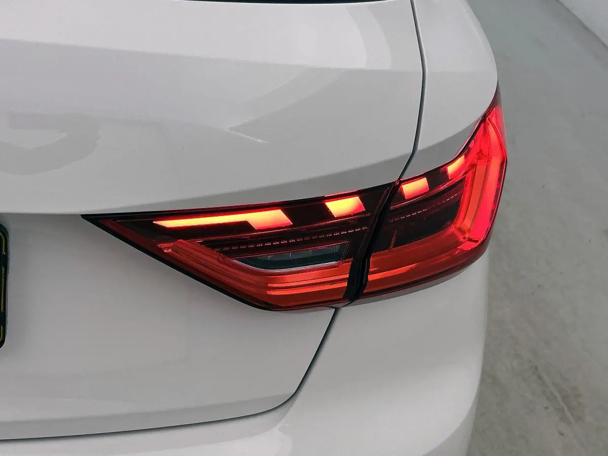 30 TFSI Advanced edition 116 PK | Automaat | Stoelverwarming | Audi smartphone interface | Climate Control | Cruise Control | Lichtmetalen velgen Zwart | LED |