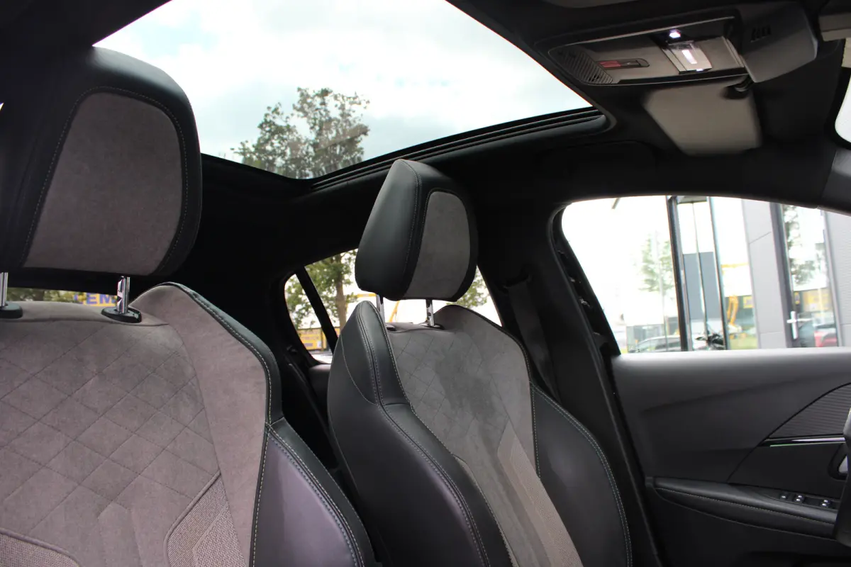 1.2 PureTech GT Pack | Navigatie | Camera | Panoramadak | Stoelverwarming | Black Pack | Alcantara | NL auto |