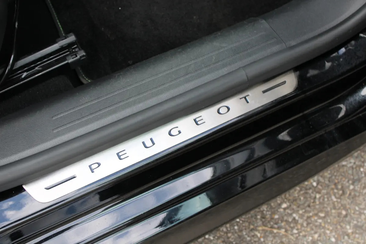 1.2 PureTech GT Pack | Navigatie | Camera | Panoramadak | Stoelverwarming | Black Pack | Alcantara | NL auto |