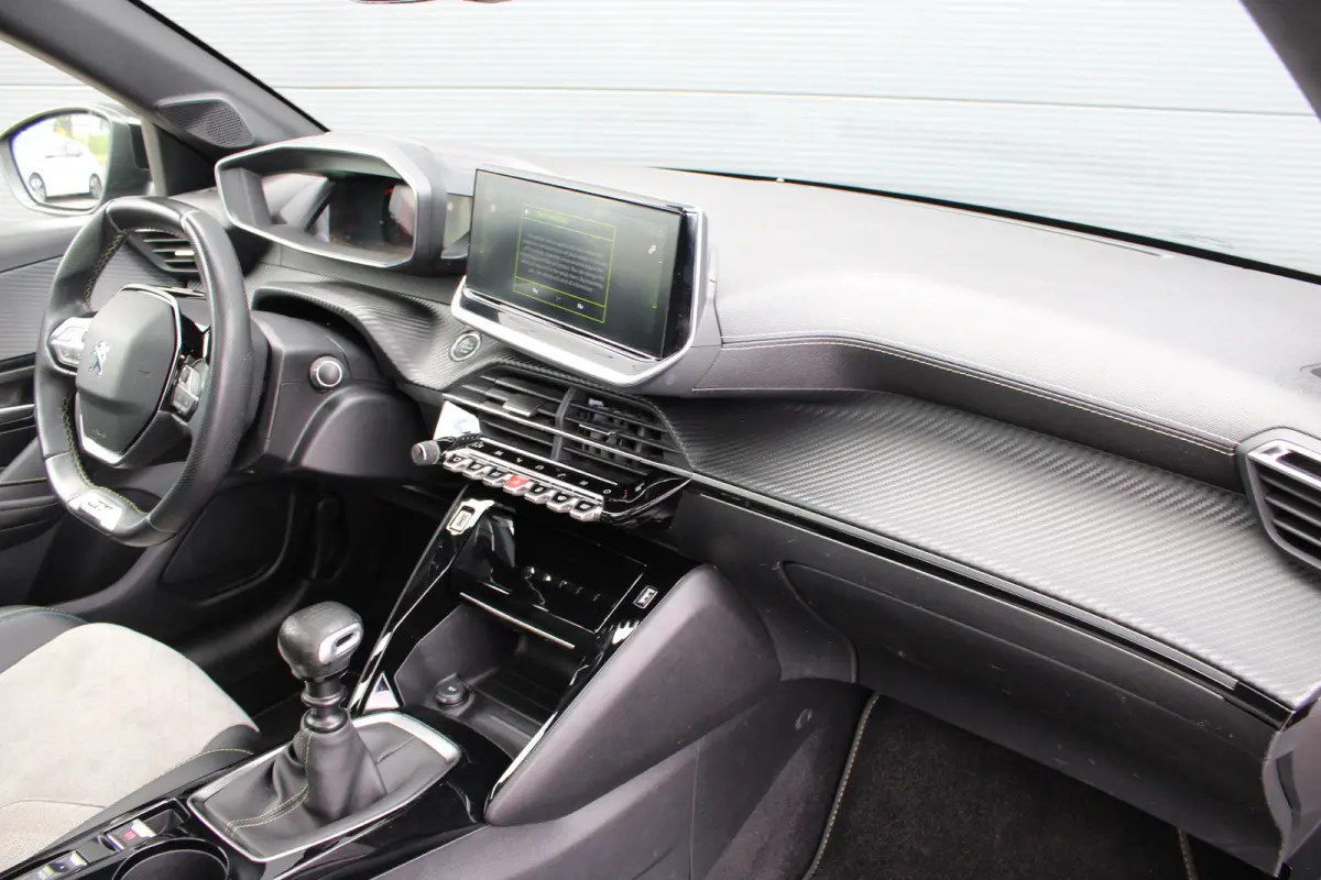 1.2 PureTech GT Pack | Navigatie | Camera | Panoramadak | Stoelverwarming | Black Pack | Alcantara | NL auto |