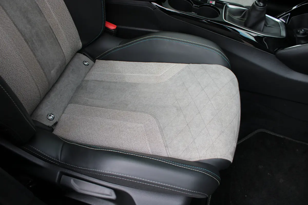 1.2 PureTech GT Pack | Navigatie | Camera | Panoramadak | Stoelverwarming | Black Pack | Alcantara | NL auto |