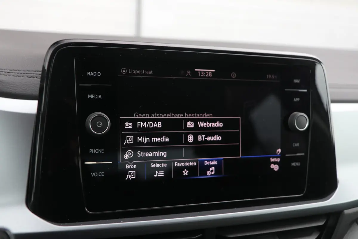 1.0 TSI 110pk Life | Achteruitrijcamera | Cruise Control adaptief | Navigatie | App Connect |