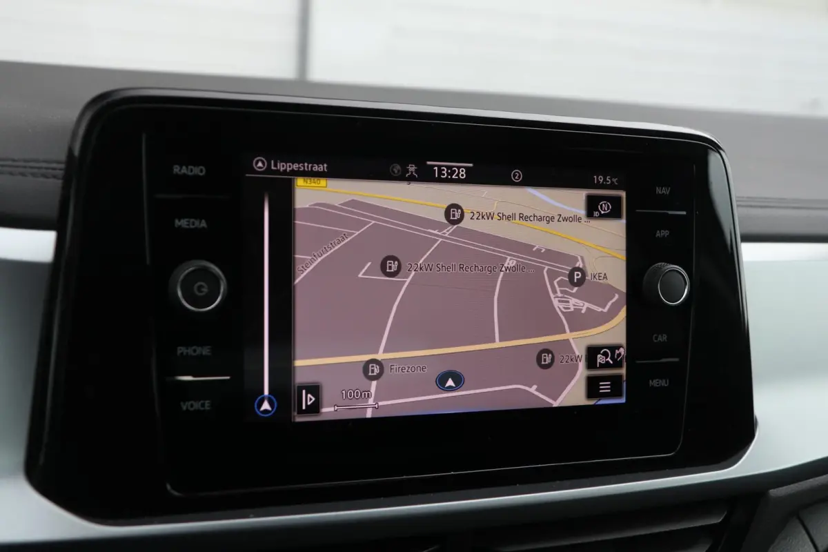 1.0 TSI 110pk Life | Achteruitrijcamera | Cruise Control adaptief | Navigatie | App Connect |