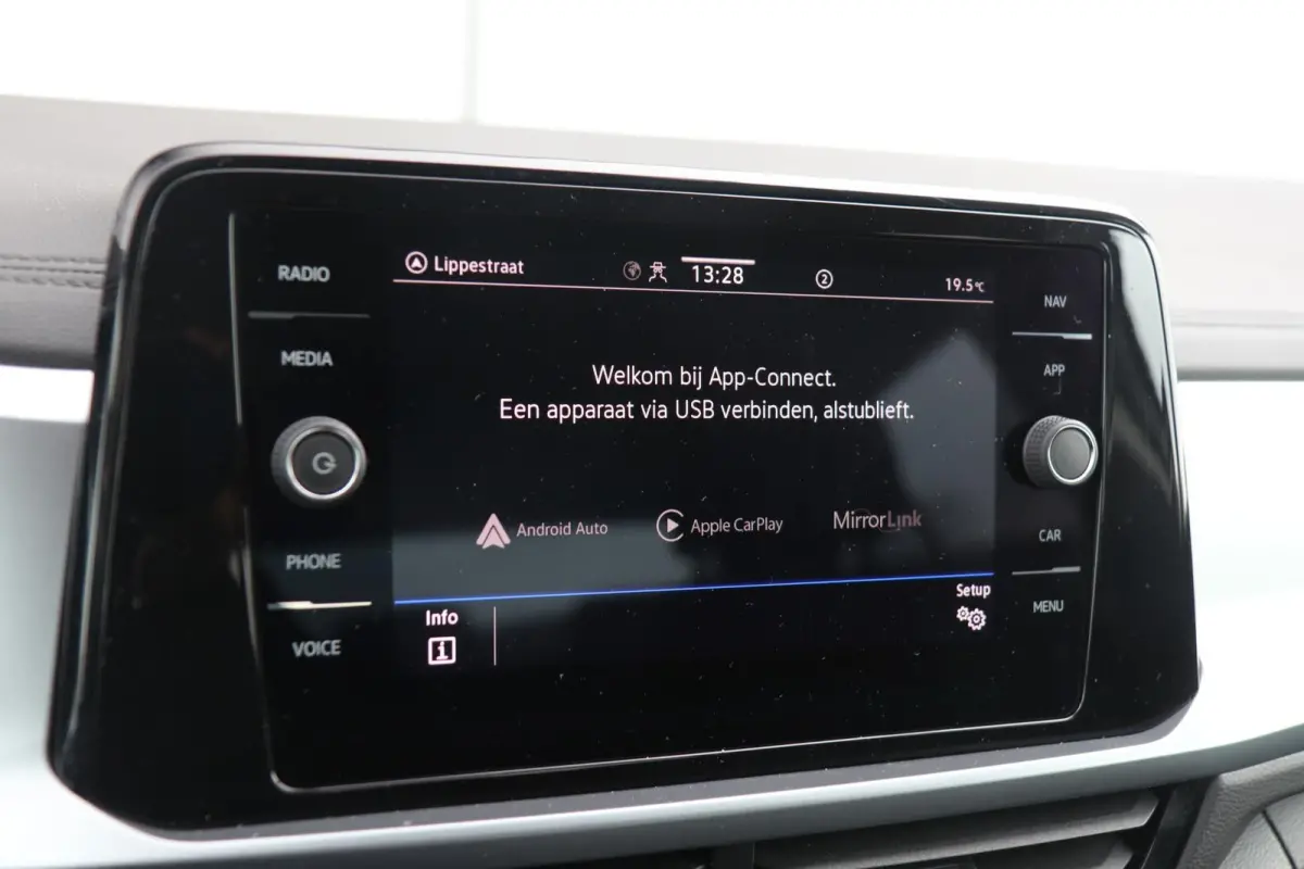 1.0 TSI 110pk Life | Achteruitrijcamera | Cruise Control adaptief | Navigatie | App Connect |