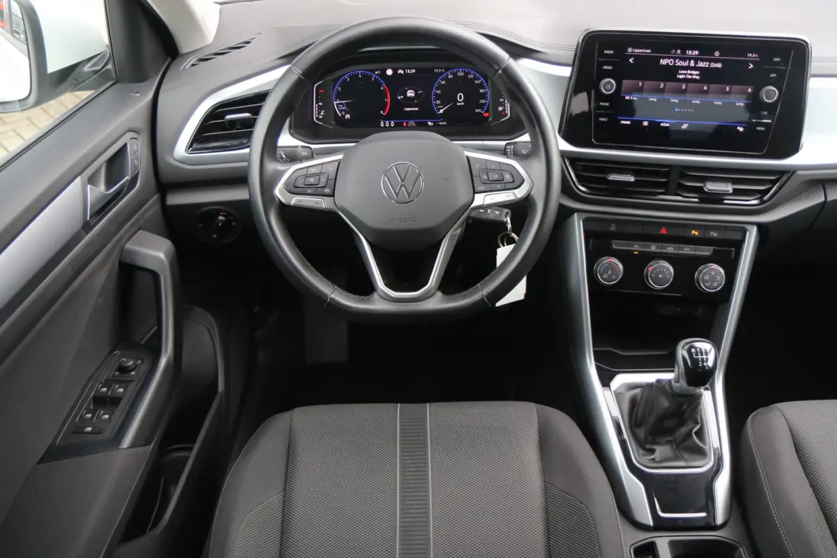 1.0 TSI 110pk Life | Achteruitrijcamera | Cruise Control adaptief | Navigatie | App Connect |