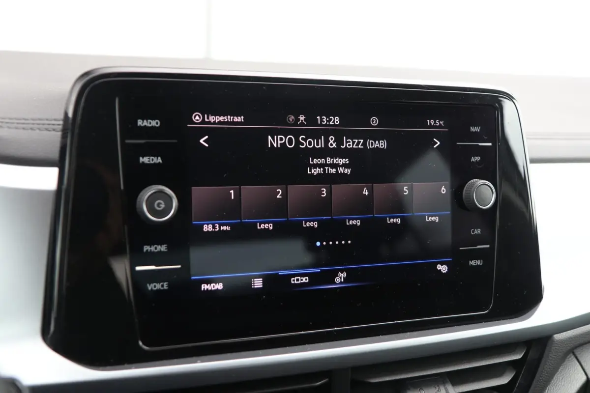 1.0 TSI 110pk Life | Achteruitrijcamera | Cruise Control adaptief | Navigatie | App Connect |