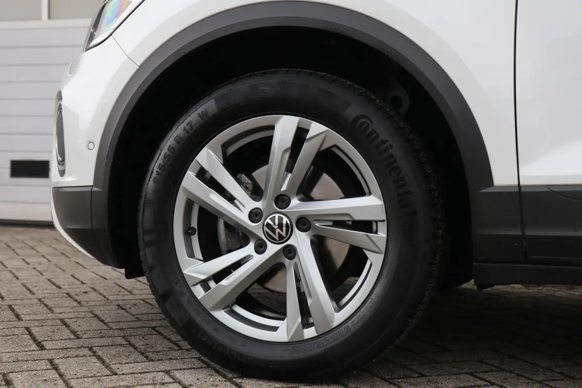 1.0 TSI 110pk Life | Achteruitrijcamera | Cruise Control adaptief | Navigatie | App Connect |