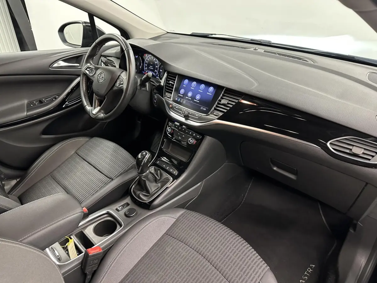 1.2 Business Elegance CARPLAY NAVI CRUISE ECC CRUISE LM.