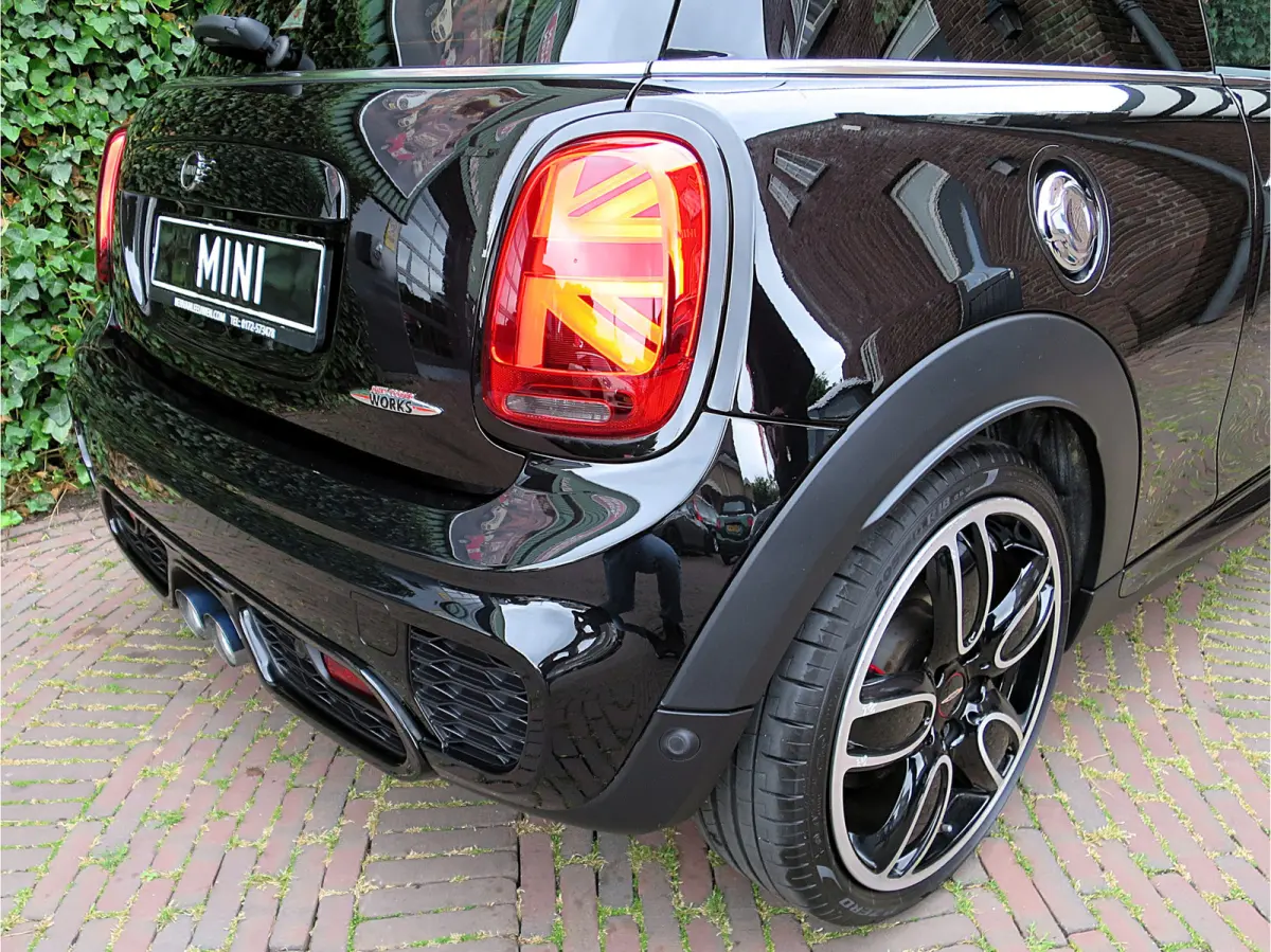 John Works 2.0 Chili F56 LCI aut. NL-auto, Pano, DAB, A.camera, digitaal display, 18"