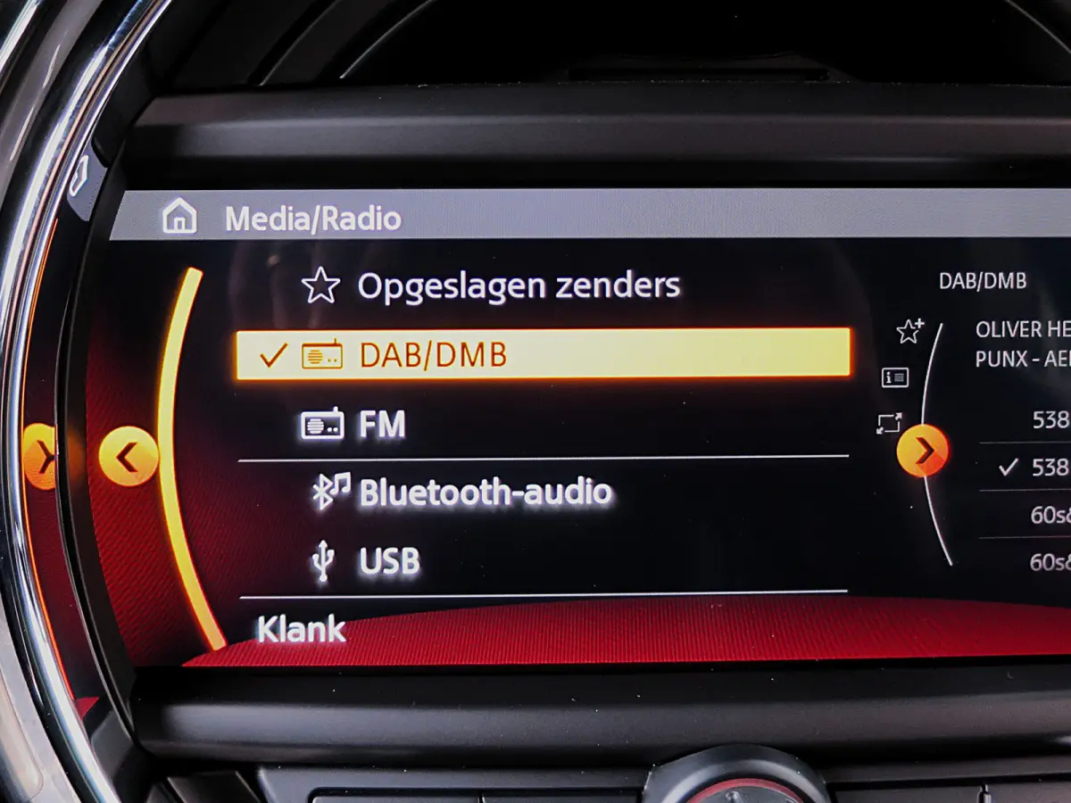 John Works 2.0 Chili F56 LCI aut. NL-auto, Pano, DAB, A.camera, digitaal display, 18"