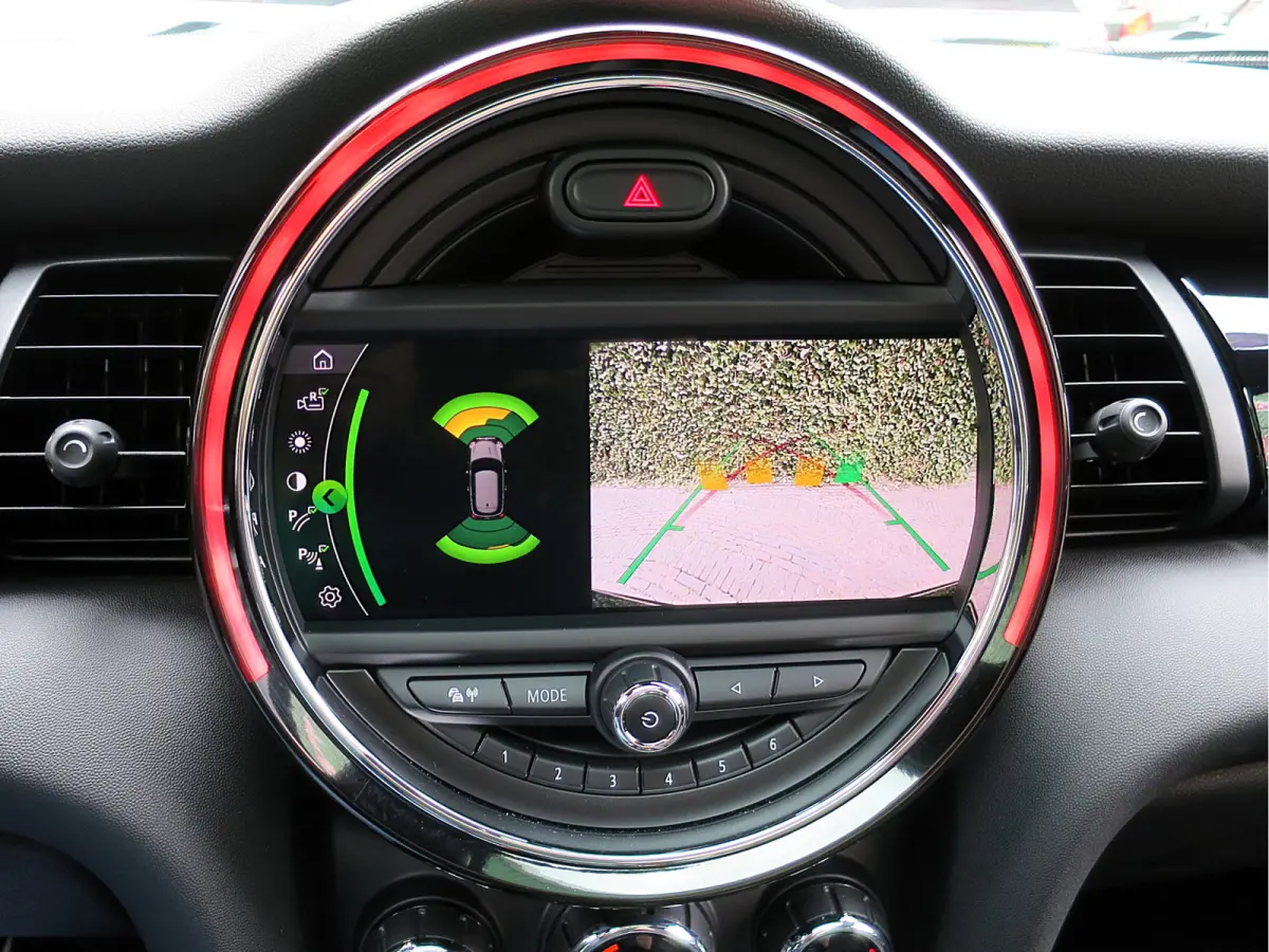 John Works 2.0 Chili F56 LCI aut. NL-auto, Pano, DAB, A.camera, digitaal display, 18"