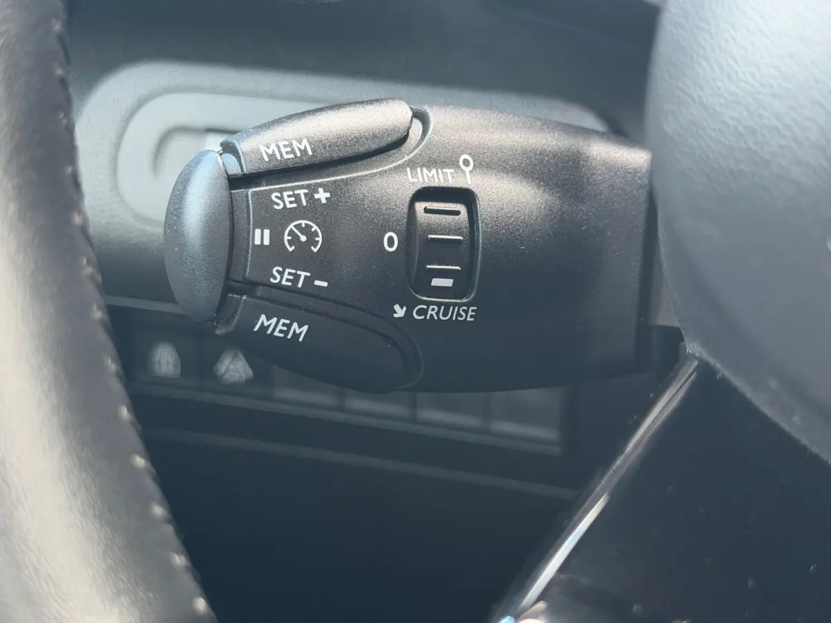 1.2 PureTech Shine 130pk Automaat - Gris Platinium - Panorama/Carplay/Clima/Camera