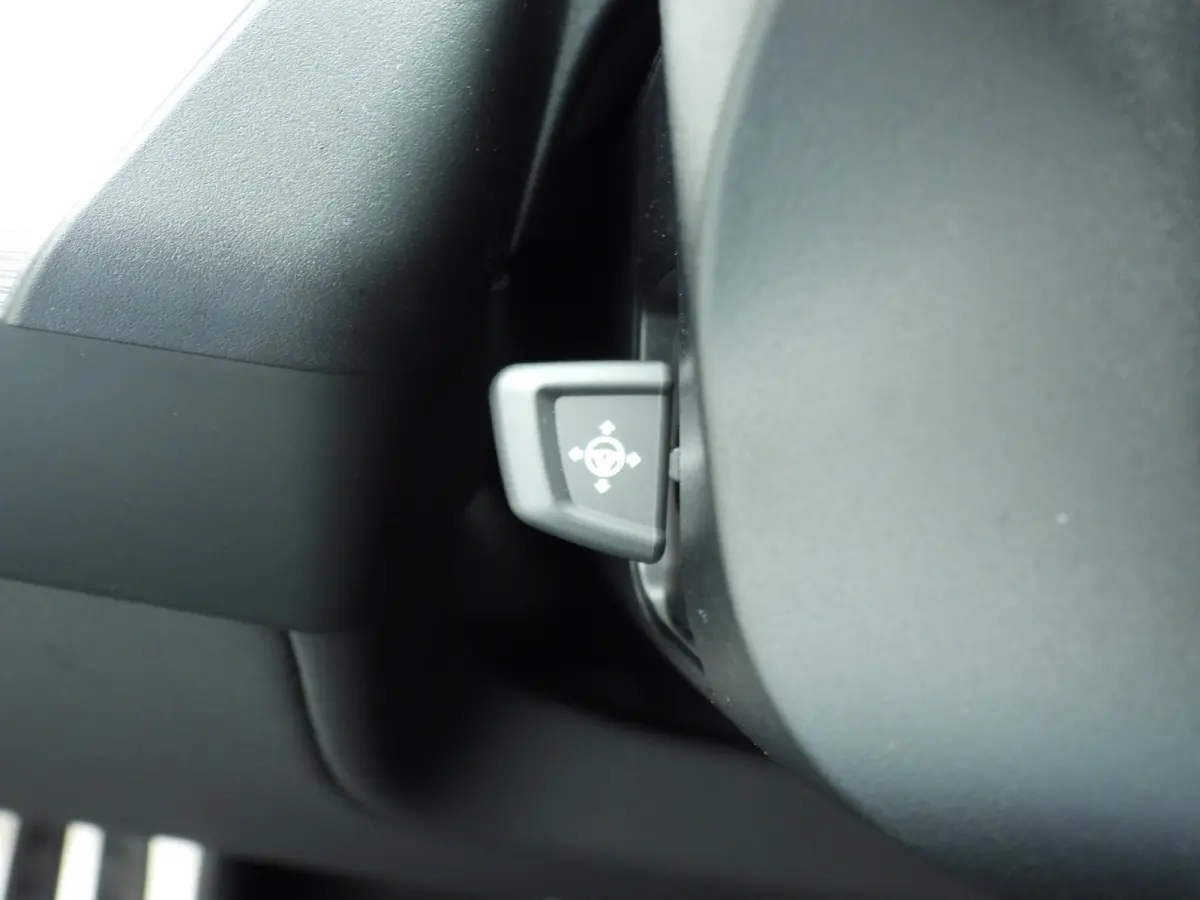 eDrive40 | M-Sportpakket | LED | Leder | HUD | Active cruise | Panoramadak | Comfortzetels | Trekhaak | DAB | Harman-kardon sound | Alu 19 inch