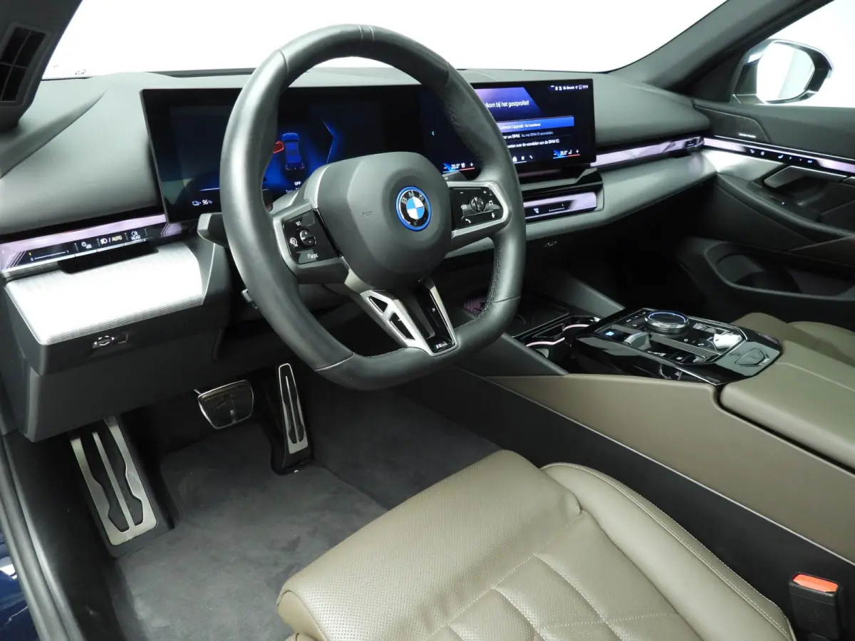 eDrive40 | M-Sportpakket | LED | Leder | HUD | Active cruise | Panoramadak | Comfortzetels | Trekhaak | DAB | Harman-kardon sound | Alu 19 inch