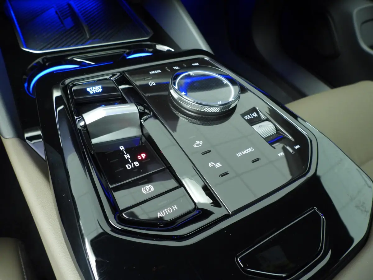 eDrive40 | M-Sportpakket | LED | Leder | HUD | Active cruise | Panoramadak | Comfortzetels | Trekhaak | DAB | Harman-kardon sound | Alu 19 inch