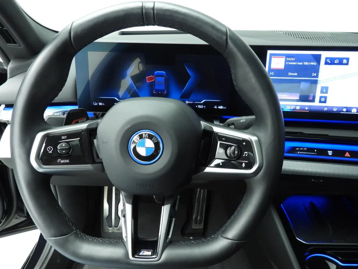 eDrive40 | M-Sportpakket | LED | Leder | HUD | Active cruise | Panoramadak | Comfortzetels | Trekhaak | DAB | Harman-kardon sound | Alu 19 inch