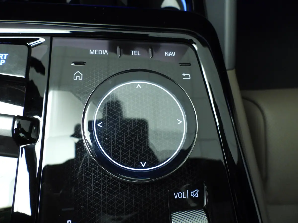 eDrive40 | M-Sportpakket | LED | Leder | HUD | Active cruise | Panoramadak | Comfortzetels | Trekhaak | DAB | Harman-kardon sound | Alu 19 inch