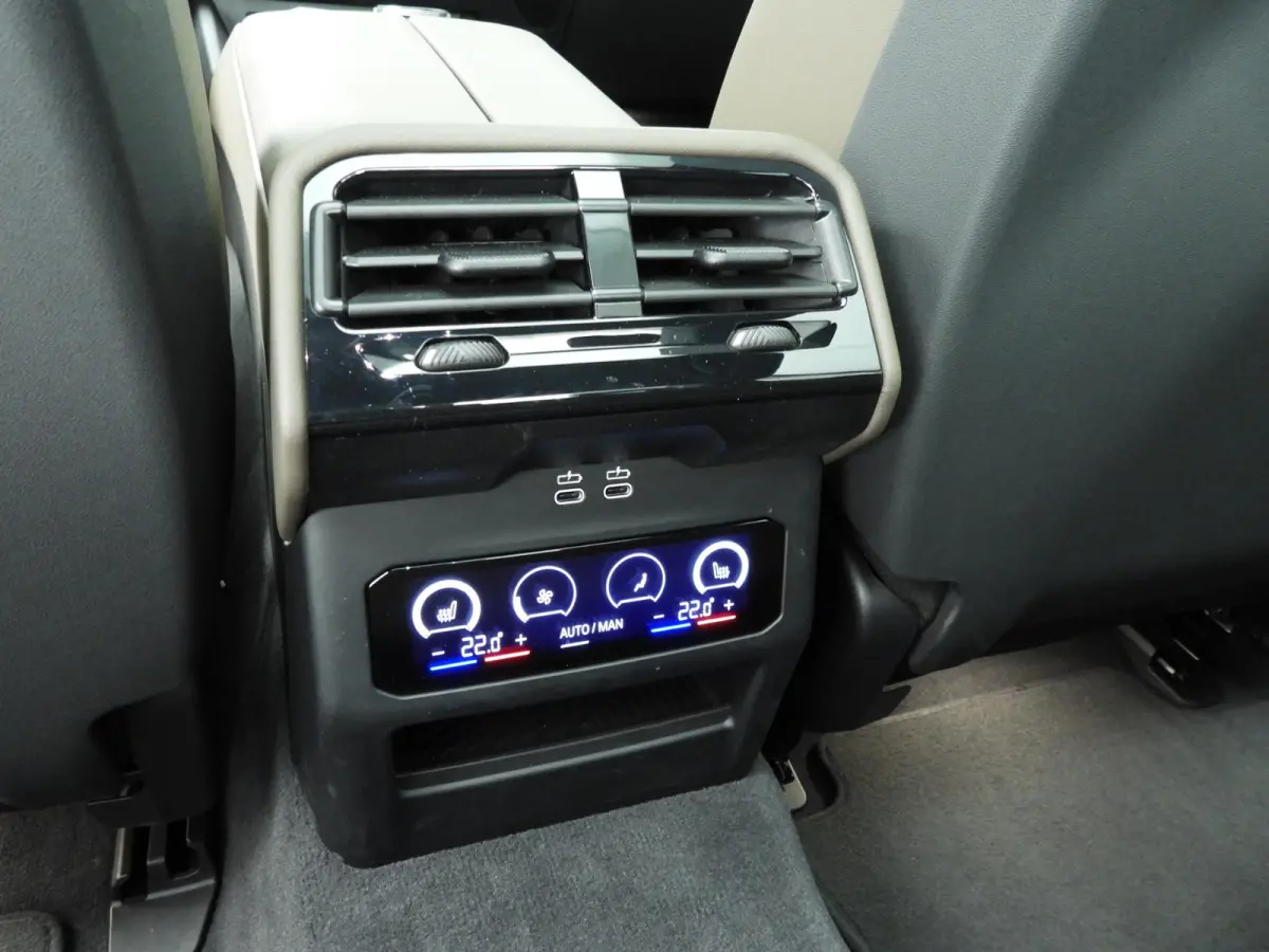 eDrive40 | M-Sportpakket | LED | Leder | HUD | Active cruise | Panoramadak | Comfortzetels | Trekhaak | DAB | Harman-kardon sound | Alu 19 inch