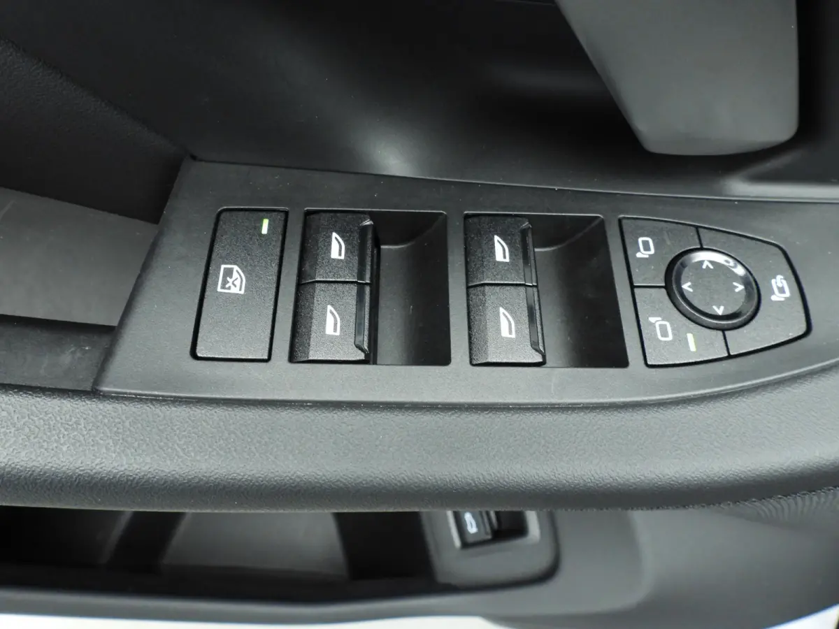 eDrive40 | M-Sportpakket | LED | Leder | HUD | Active cruise | Panoramadak | Comfortzetels | Trekhaak | DAB | Harman-kardon sound | Alu 19 inch