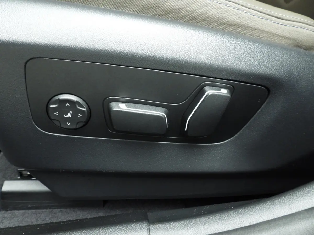 eDrive40 | M-Sportpakket | LED | Leder | HUD | Active cruise | Panoramadak | Comfortzetels | Trekhaak | DAB | Harman-kardon sound | Alu 19 inch