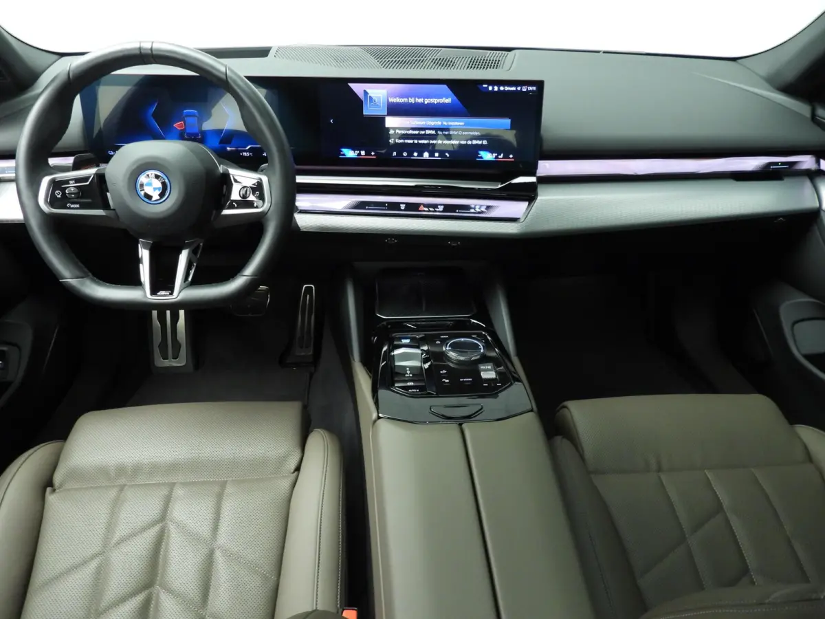 eDrive40 | M-Sportpakket | LED | Leder | HUD | Active cruise | Panoramadak | Comfortzetels | Trekhaak | DAB | Harman-kardon sound | Alu 19 inch