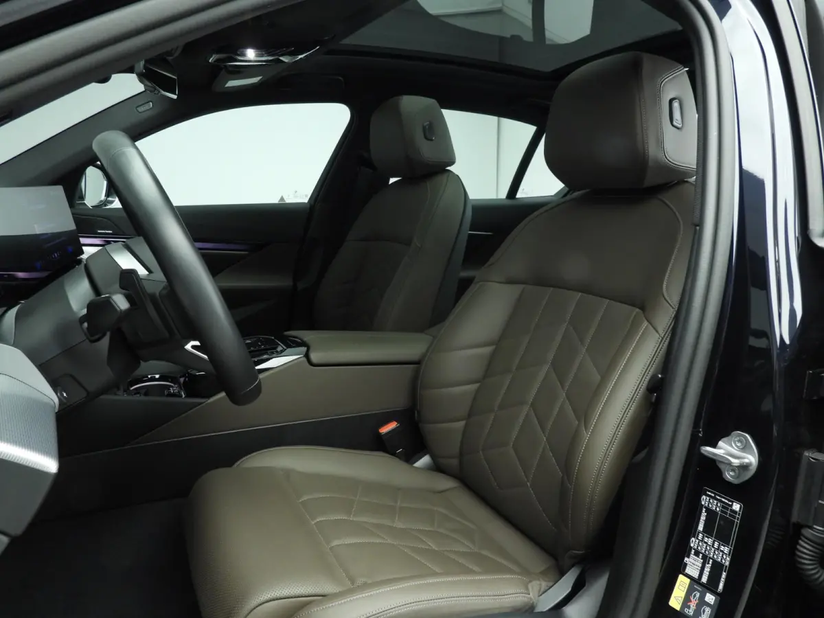 eDrive40 | M-Sportpakket | LED | Leder | HUD | Active cruise | Panoramadak | Comfortzetels | Trekhaak | DAB | Harman-kardon sound | Alu 19 inch