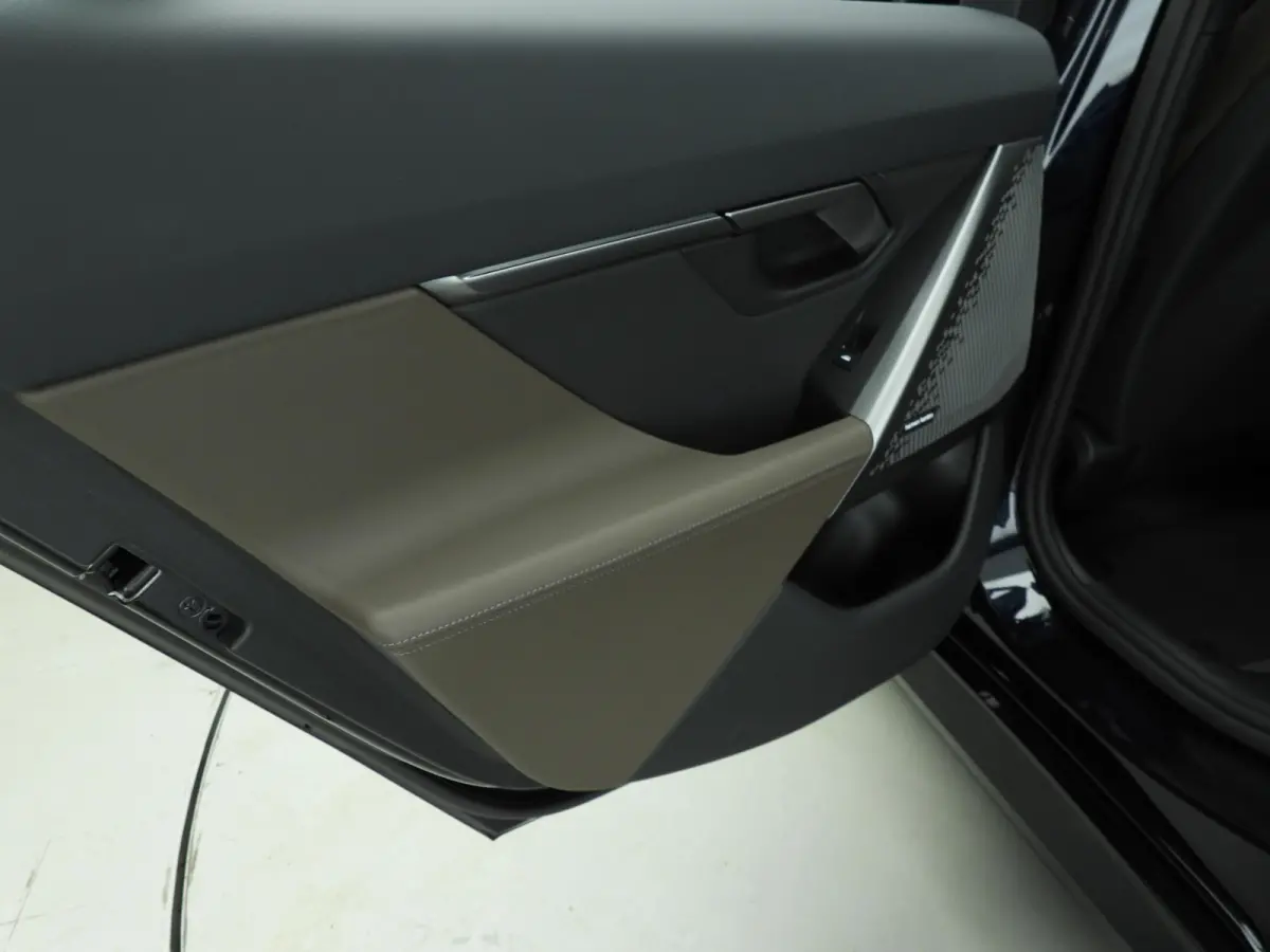 eDrive40 | M-Sportpakket | LED | Leder | HUD | Active cruise | Panoramadak | Comfortzetels | Trekhaak | DAB | Harman-kardon sound | Alu 19 inch