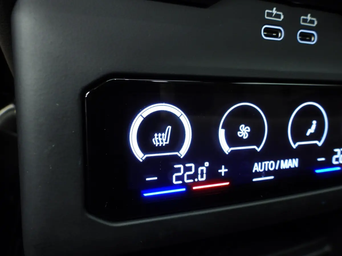 eDrive40 | M-Sportpakket | LED | Leder | HUD | Active cruise | Panoramadak | Comfortzetels | Trekhaak | DAB | Harman-kardon sound | Alu 19 inch