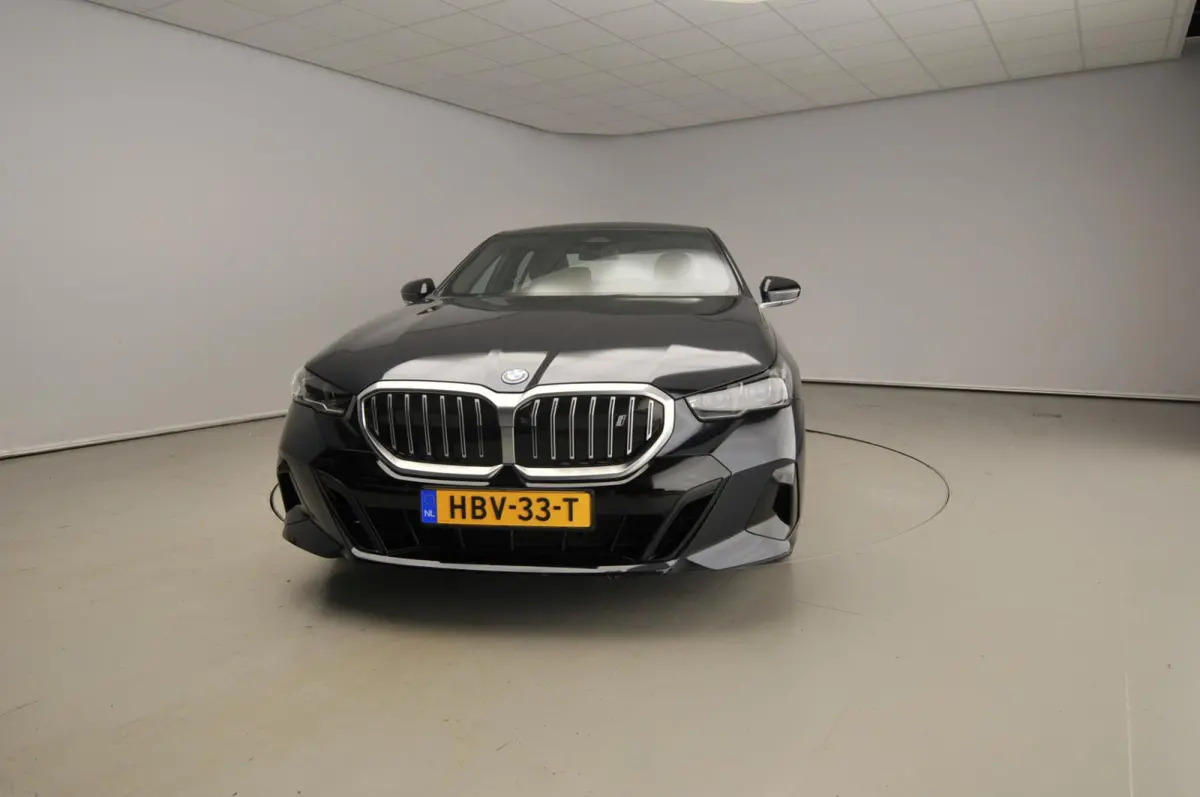 eDrive40 | M-Sportpakket | LED | Leder | HUD | Active cruise | Panoramadak | Comfortzetels | Trekhaak | DAB | Harman-kardon sound | Alu 19 inch