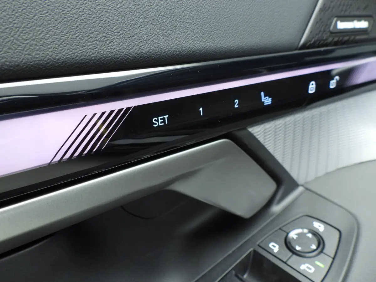 eDrive40 | M-Sportpakket | LED | Leder | HUD | Active cruise | Panoramadak | Comfortzetels | Trekhaak | DAB | Harman-kardon sound | Alu 19 inch
