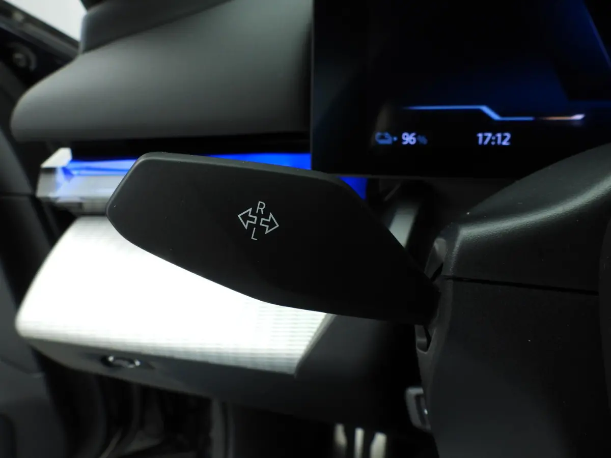 eDrive40 | M-Sportpakket | LED | Leder | HUD | Active cruise | Panoramadak | Comfortzetels | Trekhaak | DAB | Harman-kardon sound | Alu 19 inch