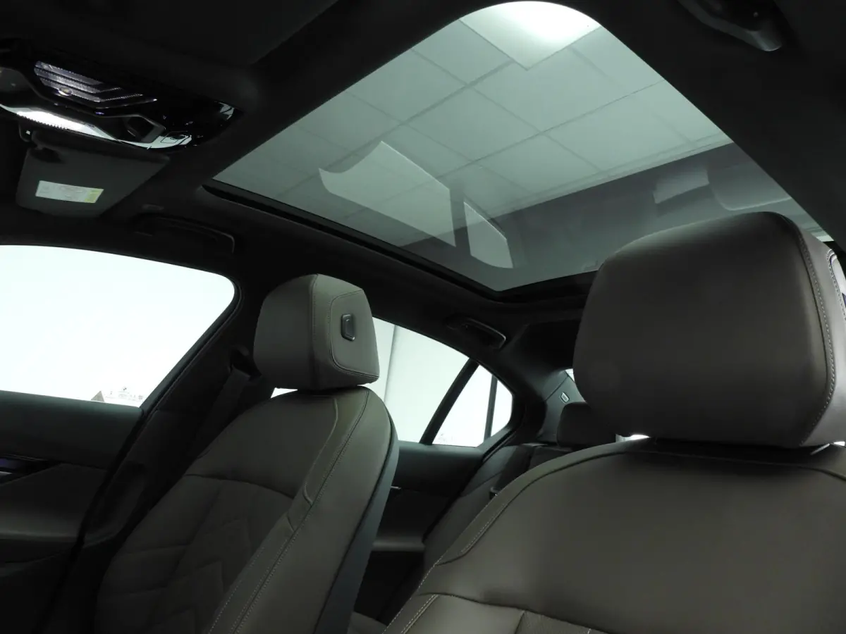 eDrive40 | M-Sportpakket | LED | Leder | HUD | Active cruise | Panoramadak | Comfortzetels | Trekhaak | DAB | Harman-kardon sound | Alu 19 inch