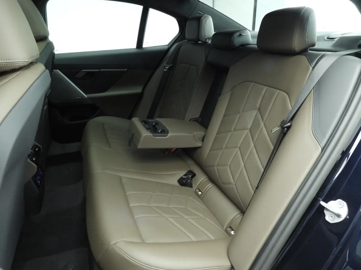 eDrive40 | M-Sportpakket | LED | Leder | HUD | Active cruise | Panoramadak | Comfortzetels | Trekhaak | DAB | Harman-kardon sound | Alu 19 inch