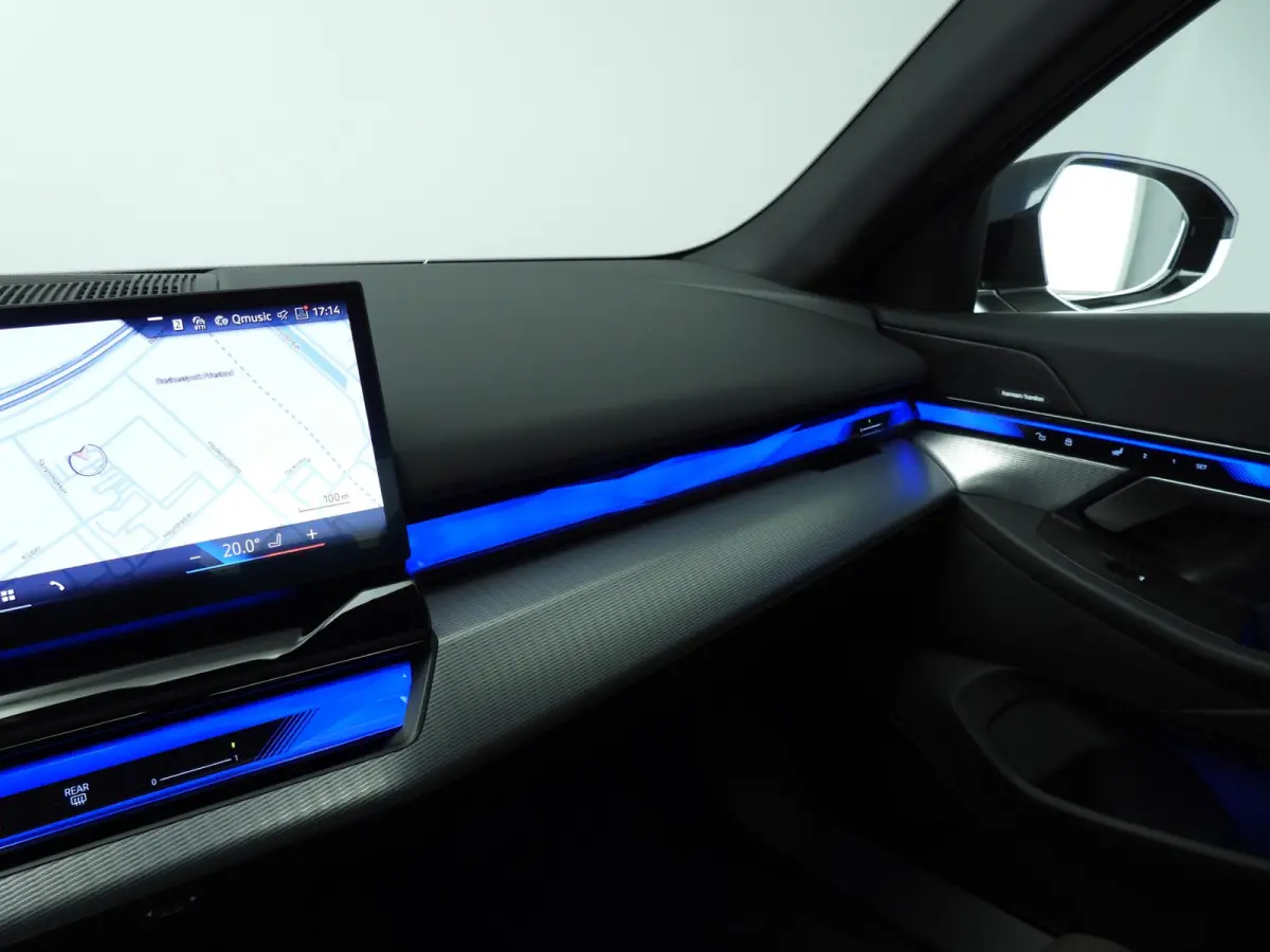 eDrive40 | M-Sportpakket | LED | Leder | HUD | Active cruise | Panoramadak | Comfortzetels | Trekhaak | DAB | Harman-kardon sound | Alu 19 inch