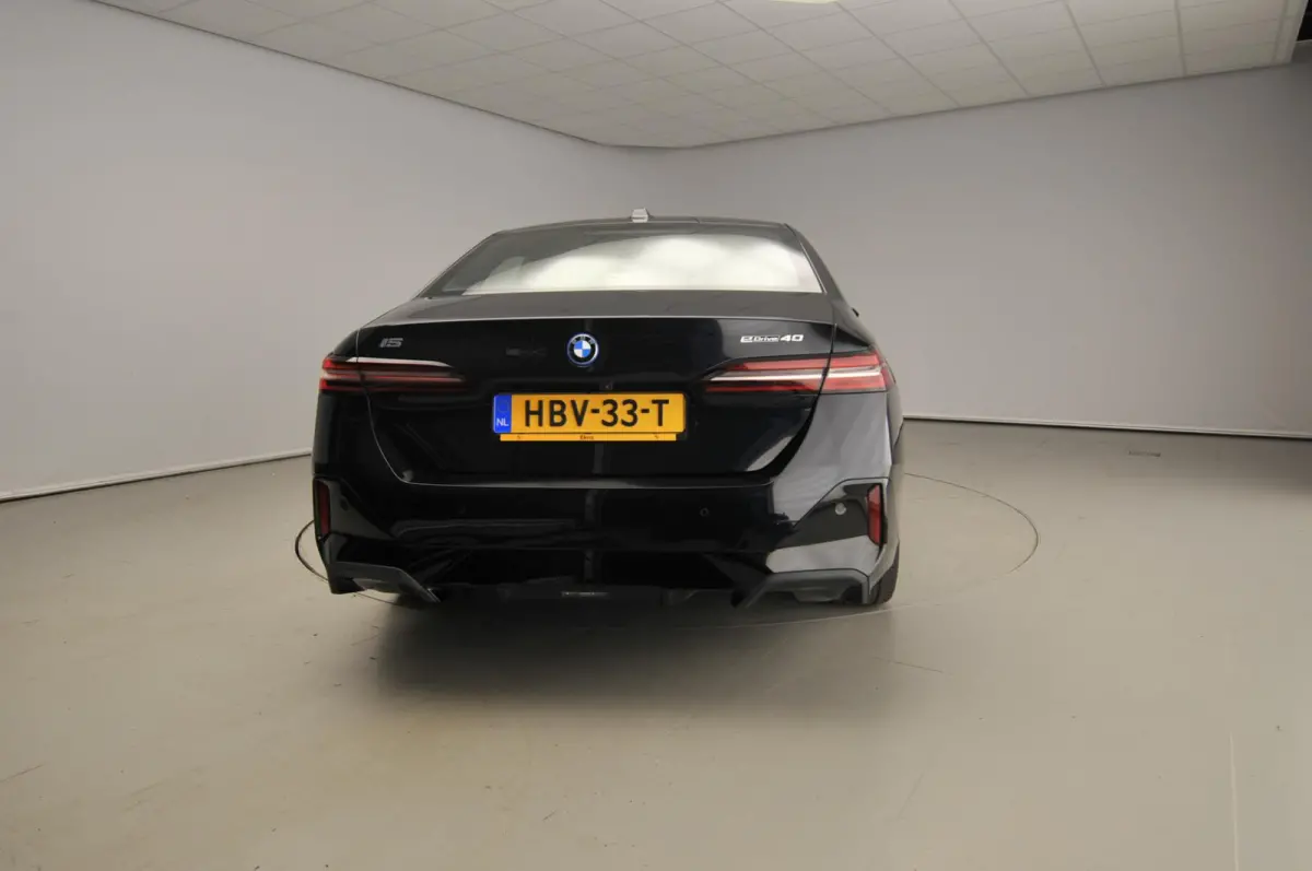 eDrive40 | M-Sportpakket | LED | Leder | HUD | Active cruise | Panoramadak | Comfortzetels | Trekhaak | DAB | Harman-kardon sound | Alu 19 inch