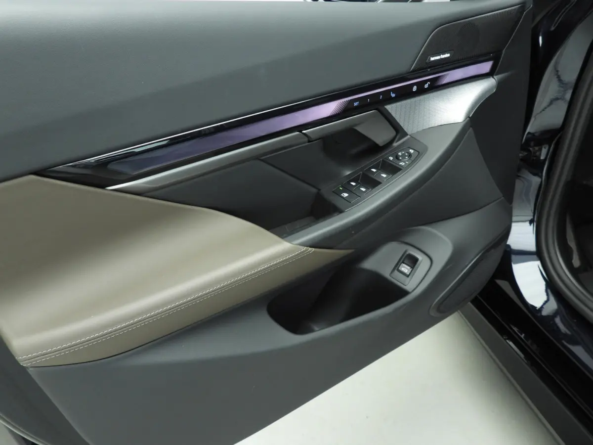 eDrive40 | M-Sportpakket | LED | Leder | HUD | Active cruise | Panoramadak | Comfortzetels | Trekhaak | DAB | Harman-kardon sound | Alu 19 inch