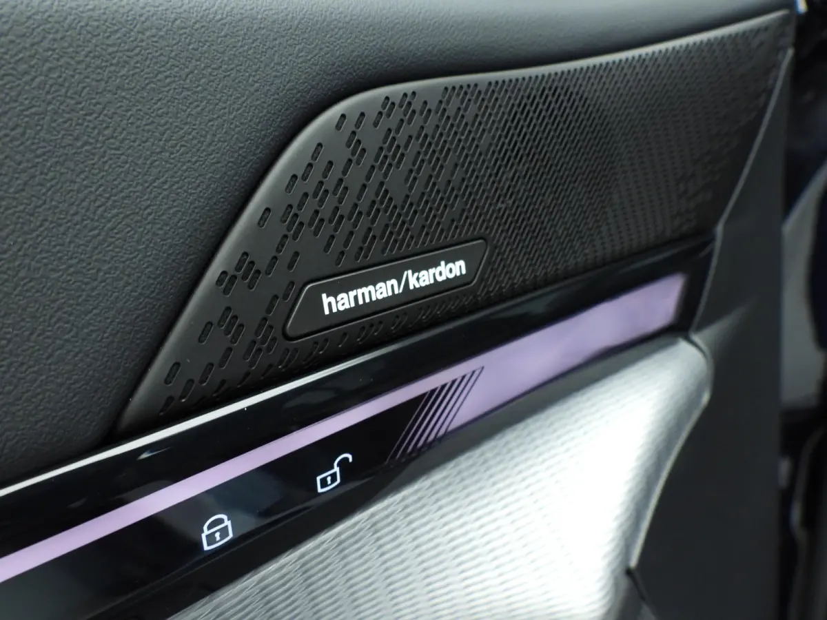 eDrive40 | M-Sportpakket | LED | Leder | HUD | Active cruise | Panoramadak | Comfortzetels | Trekhaak | DAB | Harman-kardon sound | Alu 19 inch