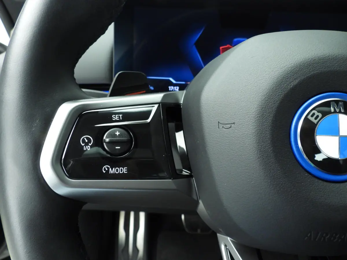 eDrive40 | M-Sportpakket | LED | Leder | HUD | Active cruise | Panoramadak | Comfortzetels | Trekhaak | DAB | Harman-kardon sound | Alu 19 inch