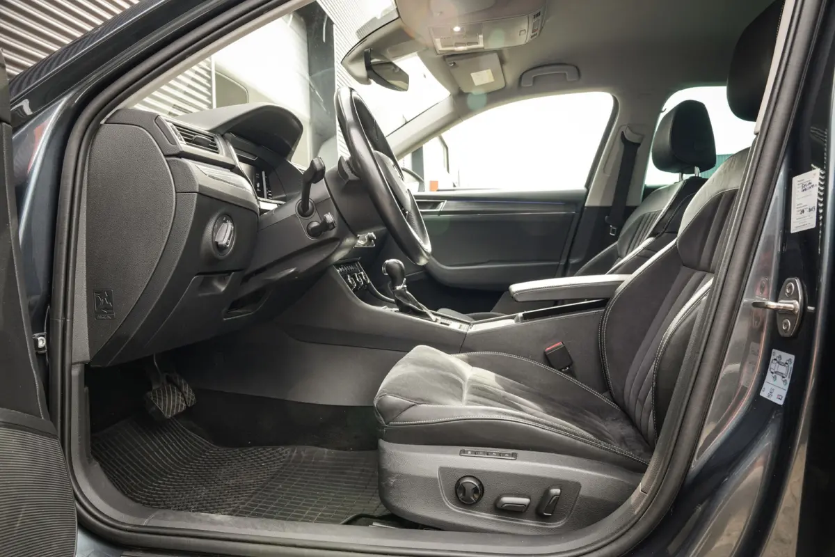 1.4 TSI iV Style Business | ACC | CarPlay | Clima | Navi | DAB | DCC | Metallic | 360 camera |