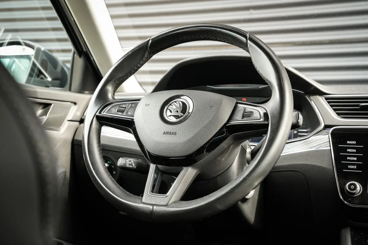 1.4 TSI iV Style Business | ACC | CarPlay | Clima | Navi | DAB | DCC | Metallic | 360 camera |