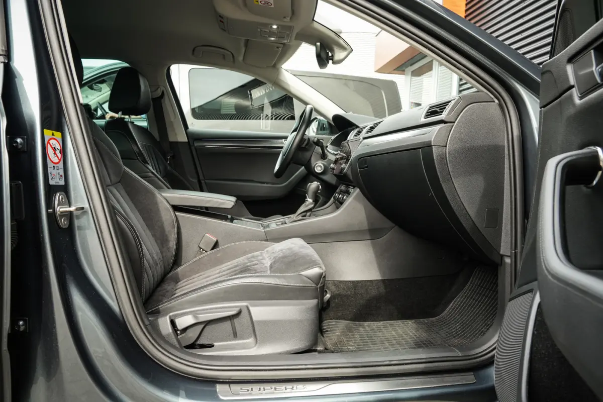 1.4 TSI iV Style Business | ACC | CarPlay | Clima | Navi | DAB | DCC | Metallic | 360 camera |