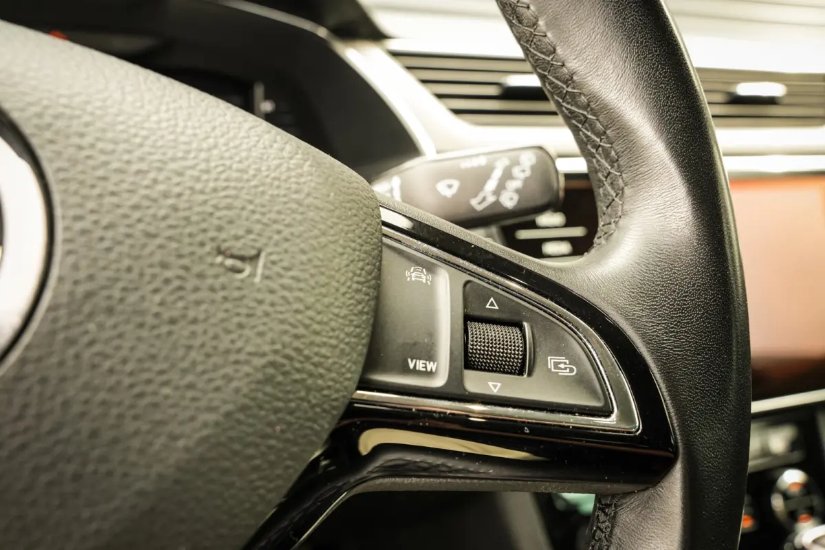 1.4 TSI iV Style Business | ACC | CarPlay | Clima | Navi | DAB | DCC | Metallic | 360 camera |