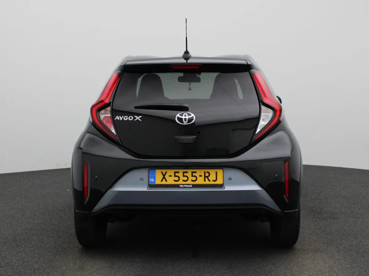1.0 VVT-i MT Premium | JBL Audio | Camera | Stoelverwarming | Lichtmetalen Velgen 18'' | Privacy Glass |