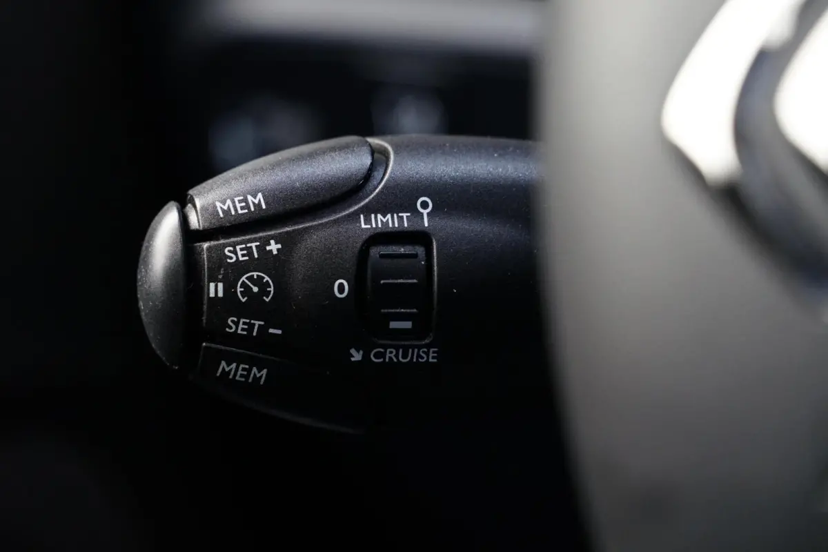 1.2 PureTech S&S Feel Edition, PDC, CarPlay, clima