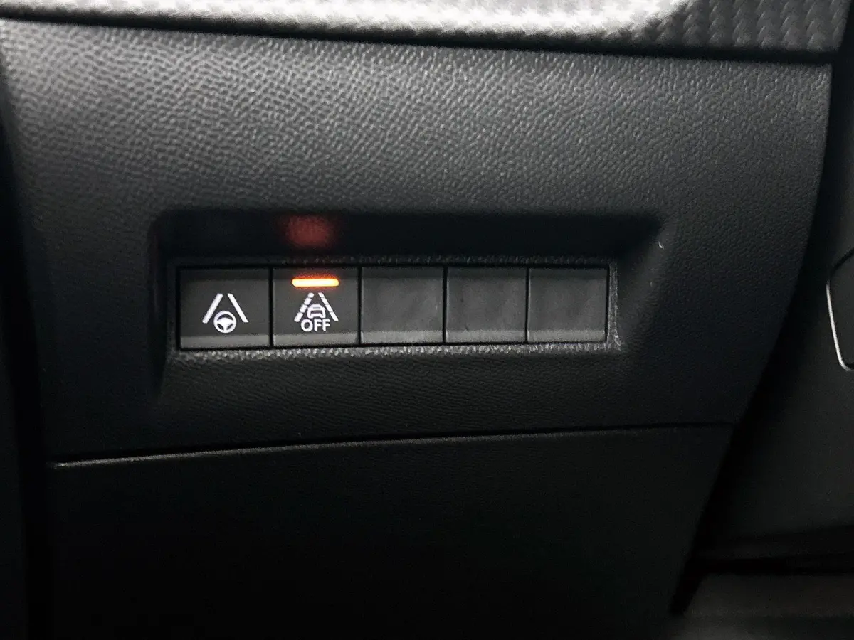 GT Pack 130pk Automaat | Navigatie | Achteruitrijcamera | Leder/Alcantara | Stoelverwarming | Full Led koplampen | Adaptieve Cruise Control | 3D Cockpit | Parkeersensoren v+a | Climate Contr